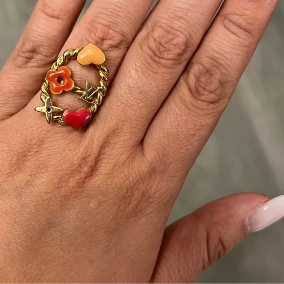 LOUIS VUITTON
Enamel Gold Sweet Monogram Cocktail Ring - Picture 9 of 10
